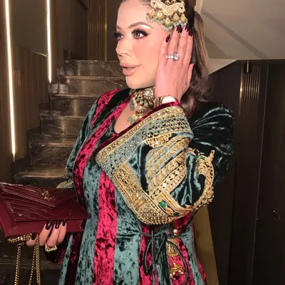 A side profile showcasing the stunning kundan and pearl passa, a key element of this royal look.