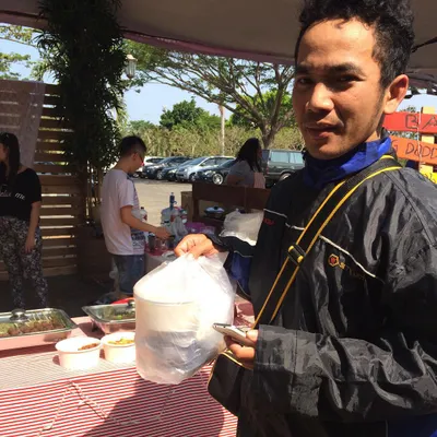 Another order ready for delivery! This Gojek driver is picking up a fresh meal from my stall at the Summer Bohemian Fest. Thank you to all the drivers who help me get my food to you.