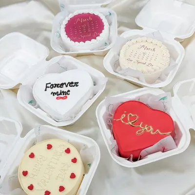 A collection of our custom bento cakes, ready to be gifted. Whether you prefer a heart shape with a simple "I love you" or a round cake marking a special date, we pack each one with care.