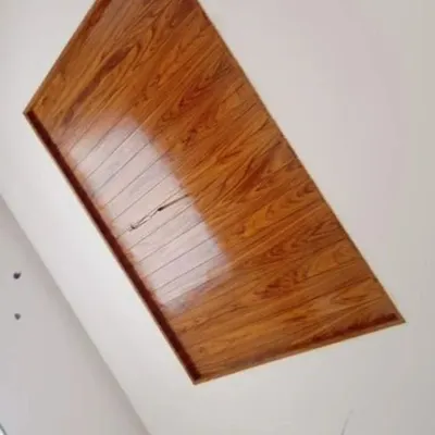 This wooden ceiling installation received a high-gloss polish. This finish not only protects the wood but also reflects light, making the room feel brighter and more luxurious.