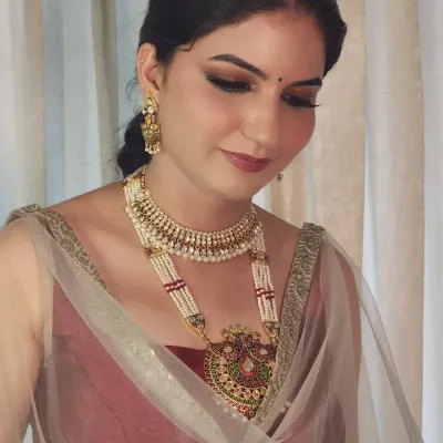 A soft and pretty Mehendi look for Bhawna. I used a hint of green kajal and soft brown smokey eyes to complement her pista green lehenga.