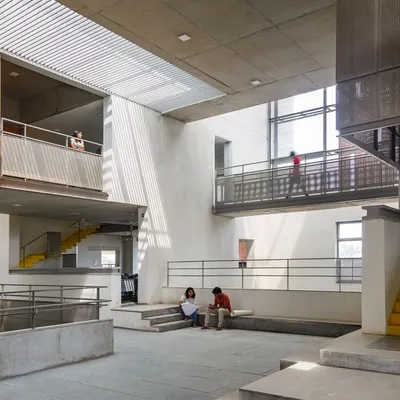 The central spine of the VIT School of Architecture, designed as a multi-level interactive zone. The visual connectivity between floors, with students visible on walkways and in breakout spaces, fosters a dynamic learning environment.