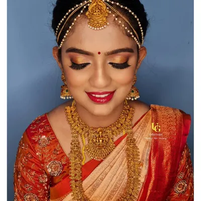 A stunning Muhurtham bride. I teach how to achieve this classic look with golden-orange eyeshadow, a sharp wing, and a bold red lip, perfectly complementing the traditional silk saree and temple jewelry.