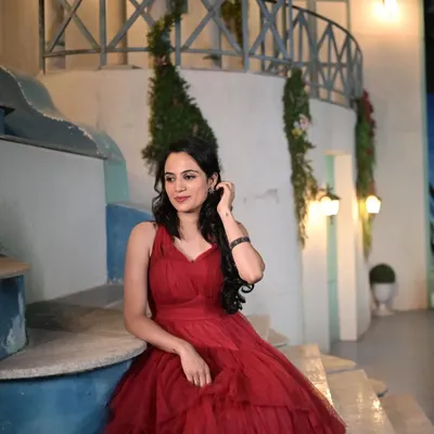 A glamorous look for a pre-wedding shoot. For this evening look with a red gown, I created soft curls and a more defined makeup style that would stand out beautifully against the romantic backdrop.