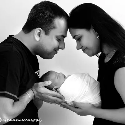 This is what it's all about: the quiet, powerful connection as you hold your new world in your hands. I focus on capturing these unscripted, emotional moments between parents and their baby, creating timeless black and white portraits that you will treasure forever.