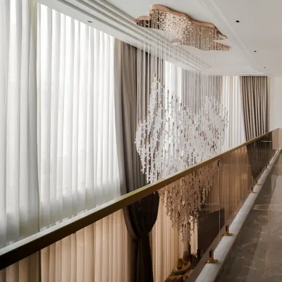 What brings life to a double-height home? This cascading chandelier transforms the volume into an experience of light and movement. Suspended delicately, it becomes the heart of the home, a piece you don’t just look at, but feel.