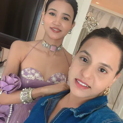 It was such a pleasure styling the talented Nancy Tyagi. Here’s a quick selfie after we finished her look. Seeing my clients happy is the best part of my job.