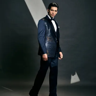 This unique three-piece tuxedo features taping work and a velvet lapel, adding a touch of glamour and modern simplicity to your formal look.