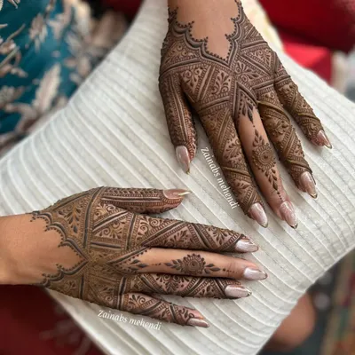 Minimalist yet striking. This geometric Arabic design is perfect for a modern and elegant look, or for guests who want a sophisticated design for a wedding or festival.
