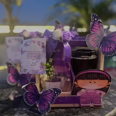 I love when parents choose thoughtful return gifts like these. This beautiful purple-themed gift box includes a small plant, showing that party favors can be both fun and meaningful.