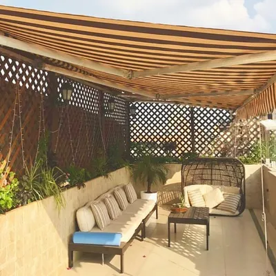 A complete terrace transformation for a penthouse in Santacruz West. We handled all aspects, including the installation of a retractable awning for all weather use, comfortable outdoor seating, and planters with trellises for privacy.