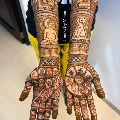 For my clients observing Jain Tapasya, I create designs with utmost devotion. This piece features sacred imagery, including a serene portrait of Mahavir Swami and other important symbols, designed to honor this period of faith and patience.