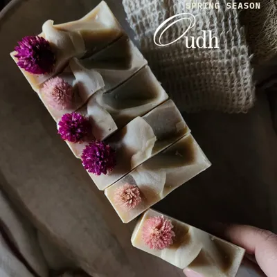 This is my Oudh soap, a bestseller especially popular during the warmer seasons. I craft these bars with rich, earthy scents and top them with delicate dried flowers. It’s a little piece of luxury for your daily routine.