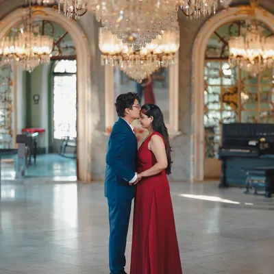 A breathtaking shot in a grand ballroom with crystal chandeliers. I use the magnificent scale of such heritage locations to create truly royal and elegant pre-wedding portraits.