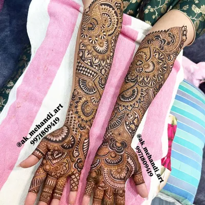 This full bridal design showcases a mix of dense patterns and open spaces. In my classes, you will learn how to balance different elements like paisleys, checks, and floral motifs to create a harmonious composition.