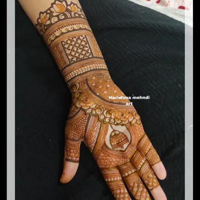 This design focuses on architectural motifs, including a detailed temple bell (ghanti) within the palm and structured patterns on the wrist. Learning these elements adds a unique dimension to your henna portfolio.