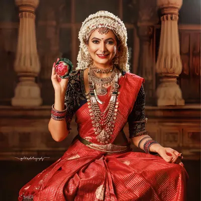 The Mangalorean Sharadha Jalli, or Sonphool hairstyle, is a masterpiece of floral art. I was honored to capture this look, focusing on the intricate jasmine arrangement and the bride's divine expression.