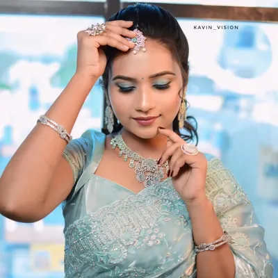 This American Diamond rental set is a popular choice for receptions. It includes a stunning necklace, earrings, and maang tikka that provide maximum sparkle.