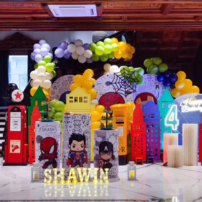 Assembling the ultimate superhero party. This setup features a cityscape backdrop with comic book elements and chibi versions of Superman, Captain America, and Spider-Man for a fun and vibrant birthday.