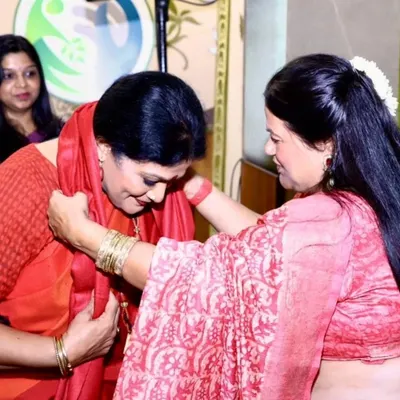 Being felicitated at the Annual Summer Staff Seminar at Springdales School, Pusa Road. It was a pleasure to speak on creating a holistic curriculum that embraces the arts.