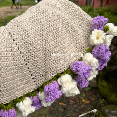 This is our viral blanket bouquet, made from 100% pure cotton yarn. It's a beautiful and practical gift for a newborn, as the bouquet unfolds into a soft, breathable baby blanket.