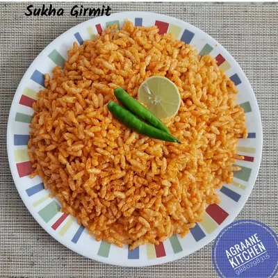 This is Sukha Girmit, a classic spicy puffed rice snack from North Karnataka. I prepare it with the traditional masala mix, perfect for an evening snack. It's served here with a slice of lime and green chillies, just the way it should be.
