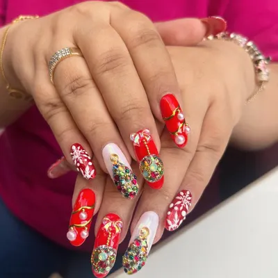 This is Christmas glamour at its finest. I created this festive set with 3D ornaments made of colorful crystals, delicate snowflake patterns, and a classic red and white palette. It’s a true statement piece for the holiday season.