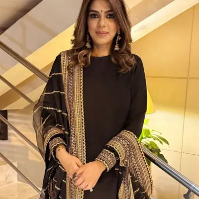 Creating soft, elegant waves for the gorgeous Pooja Dadlani. This open hairstyle is perfect for framing the face and adding a touch of glamour to her traditional outfit.