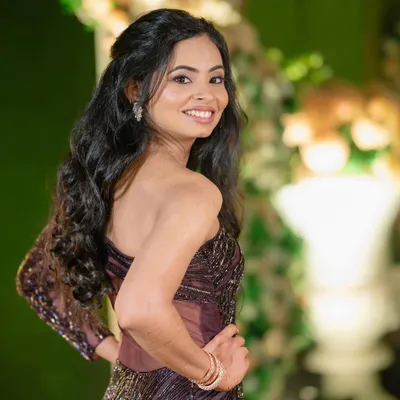 Kept it minimal, magical, and oh-so-regal for her reception night. This look proves that less is truly more, with soft waves and a subtle glow that is pure luxury.