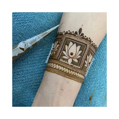 A simple and elegant lotus arm band. The central lotus is framed in a square, with delicate patterns on either side. This is a great design for beginners to learn.