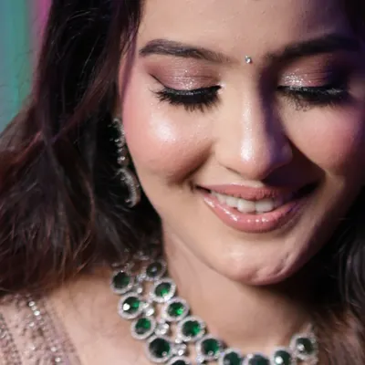 Reception glow in its purest form. This close-up shows the clean details of the eye makeup, with a soft shimmer and defined lashes. The focus is on untouched, real-looking skin.