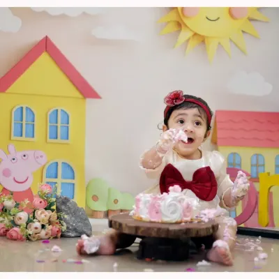 A messy and fun first birthday! This Peppa Pig themed cake smash session is filled with color, laughter, and a delicious cake for your little one to enjoy.