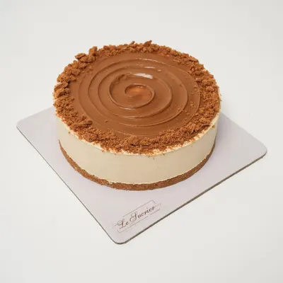This is my Lotus Biscoff Cheesecake, a crowd favorite. It features a creamy, cold-set cheesecake infused with Biscoff spread, a crunchy Biscoff biscuit base, and a swirl of more Biscoff on top.