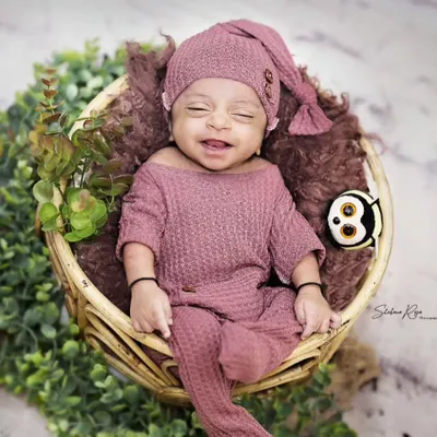 That little smile makes all the patience worth it. Capturing a newborn's fleeting expressions is one of the most satisfying parts of my job.