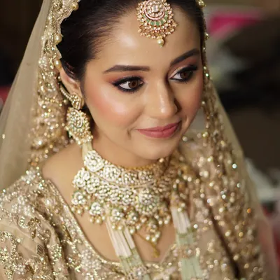 A truly regal look for the beautiful Afiffa. We focused on soft glam with perfectly sculpted eyes and a delicate rose-toned lip to create a perfect harmony between tradition and modern elegance.