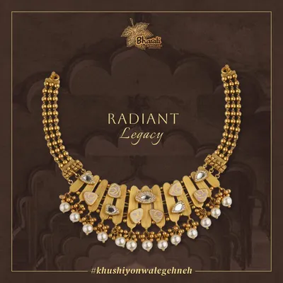 Grace your neckline with this exquisite necklace, featuring delicate South Sea pearl droplets and dazzling Kundan with intricate diamond work. A subtle touch of pastel Meenakari creates a harmonious blend of elegance and charm.