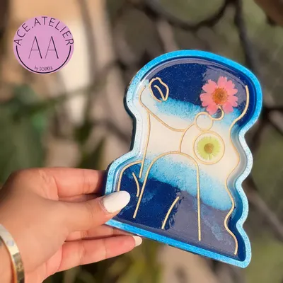 Introducing my premium resin trinket trays. This one in blue features a line-art lady design with preserved flowers, perfect for organizing your bedside table or desk in style.