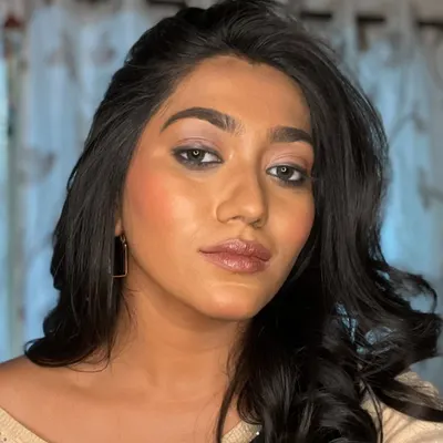 A closer look at a styled shoot featuring a nude makeup look with a soft smokey eye. Understanding how to balance features and play with light are key skills I teach, which are essential for creating looks that photograph beautifully.