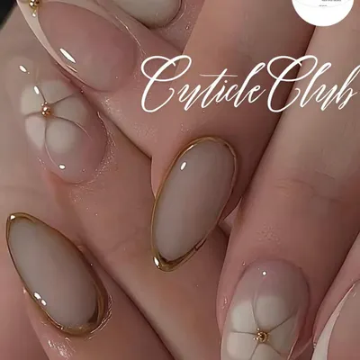 An incredibly chic and minimalist design. This set features a nude base with delicate gold borders and subtle, linear floral art.