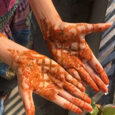 The beautiful fresh orange stain that appears right after the henna paste is removed. This is the first step to getting a deep, dark color. 🤩