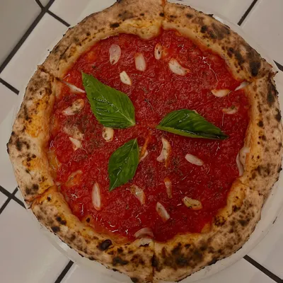 The weather forecast? 100% chance of Marinara cravings. Our vegan Marinara is simple perfection: tomato, garlic, oregano, and fresh basil.