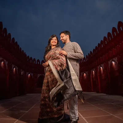 The expansive courtyard of our Red Fort set provides a grand scale for your photos, especially during twilight. It's designed to give you the feeling of being in a real palace, perfect for royal-themed couple portraits.
