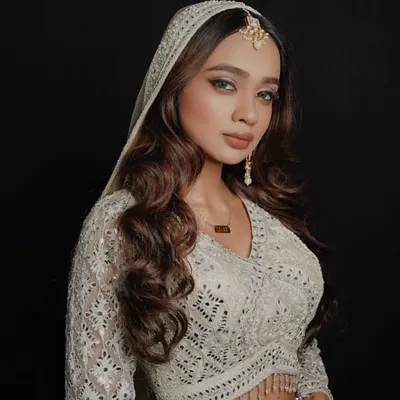 A close-up of a stunning bridal jewellery set available for rent. This includes the maang tikka and matching earrings.