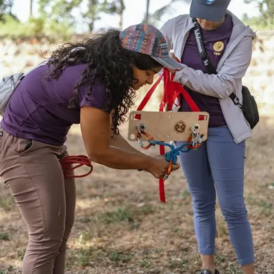 Skill sharing made easy with the Skillzboard! This portable board helps us demonstrate and practice various rope techniques and knots in a clear, hands-on way.