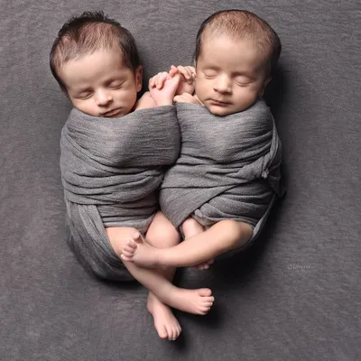These two sweethearts have already stolen my heart. There’s something so magical about the way twins hold each other, and it was an honor to capture this moment.