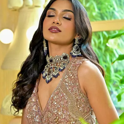 Who wouldn’t want to shine on their wedding day? This bespoke evening look with a bold lip and shimmering eyes is perfect for a sangeet or reception, highlighting the kind of unique beauty we teach our students to create.