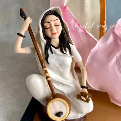 A close-up of the Meera figurine from my award-winning Krishna cake. I wanted to capture a sense of peace and devotion as she plays her ektara, with every detail from her expression to her instrument sculpted with care.