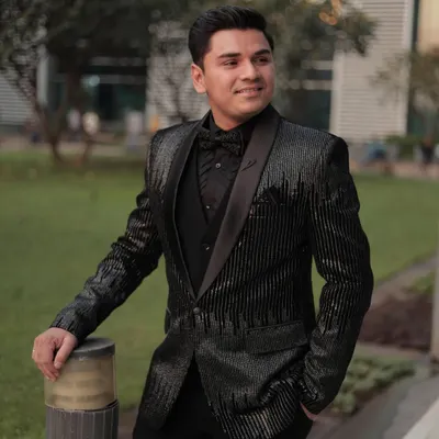 This is what I call main character energy. One of my clients looking absolutely dapper in a black sequin tuxedo for his engagement. It’s the perfect blend of classic tailoring and modern sparkle, made for celebrating under the lights.