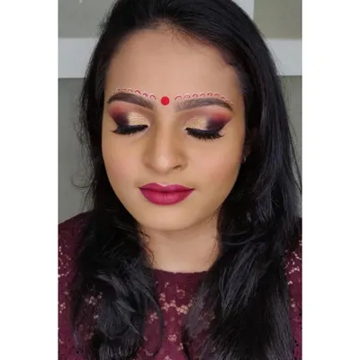 A closer look at the Bengali bridal eye makeup. I created a warm, blended look with a hint of shimmer and full lashes to make the eyes the star of the show, alongside the traditional forehead art.