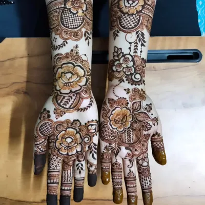 One of my favorite floral designs. This look features large, shaded flowers on both the palms and the back of the hands, connected by delicate vines and leaves.